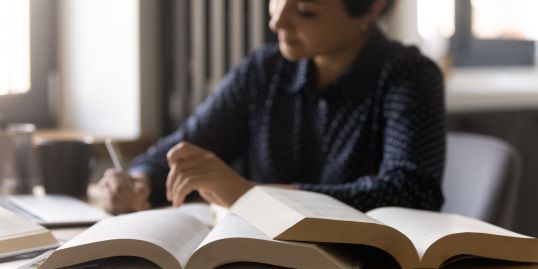 In Büchern nachschlagen