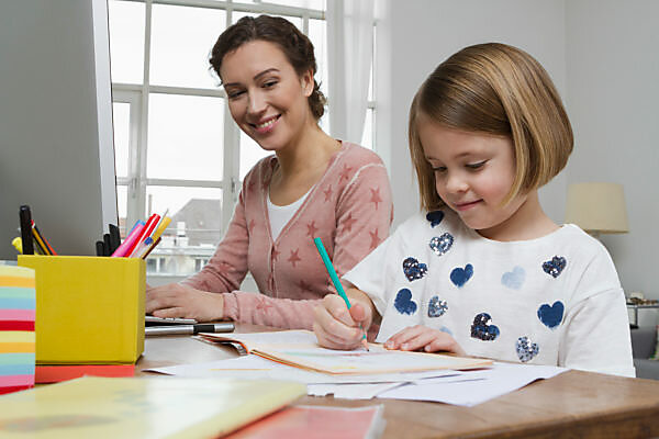 Foto: Kind und Mutter am Schreibtisch